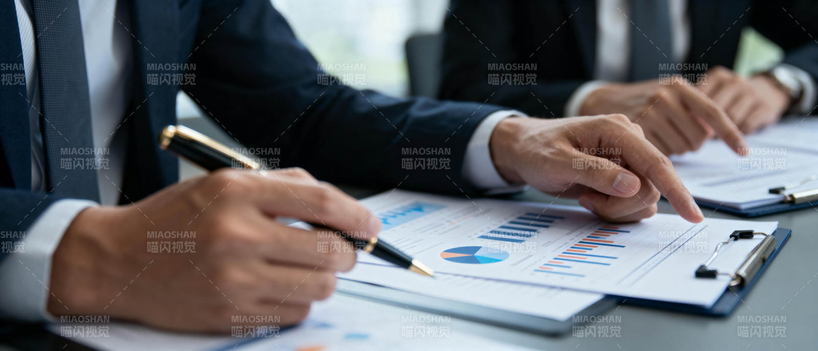 商务会议讨论文件图片