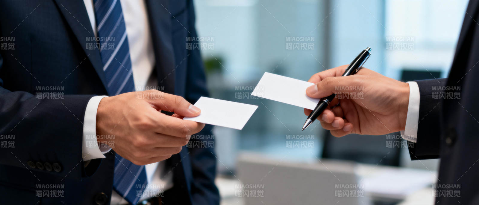 商务人士交换名片图片