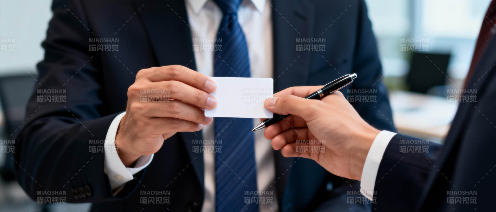 商务名片交换瞬间图片