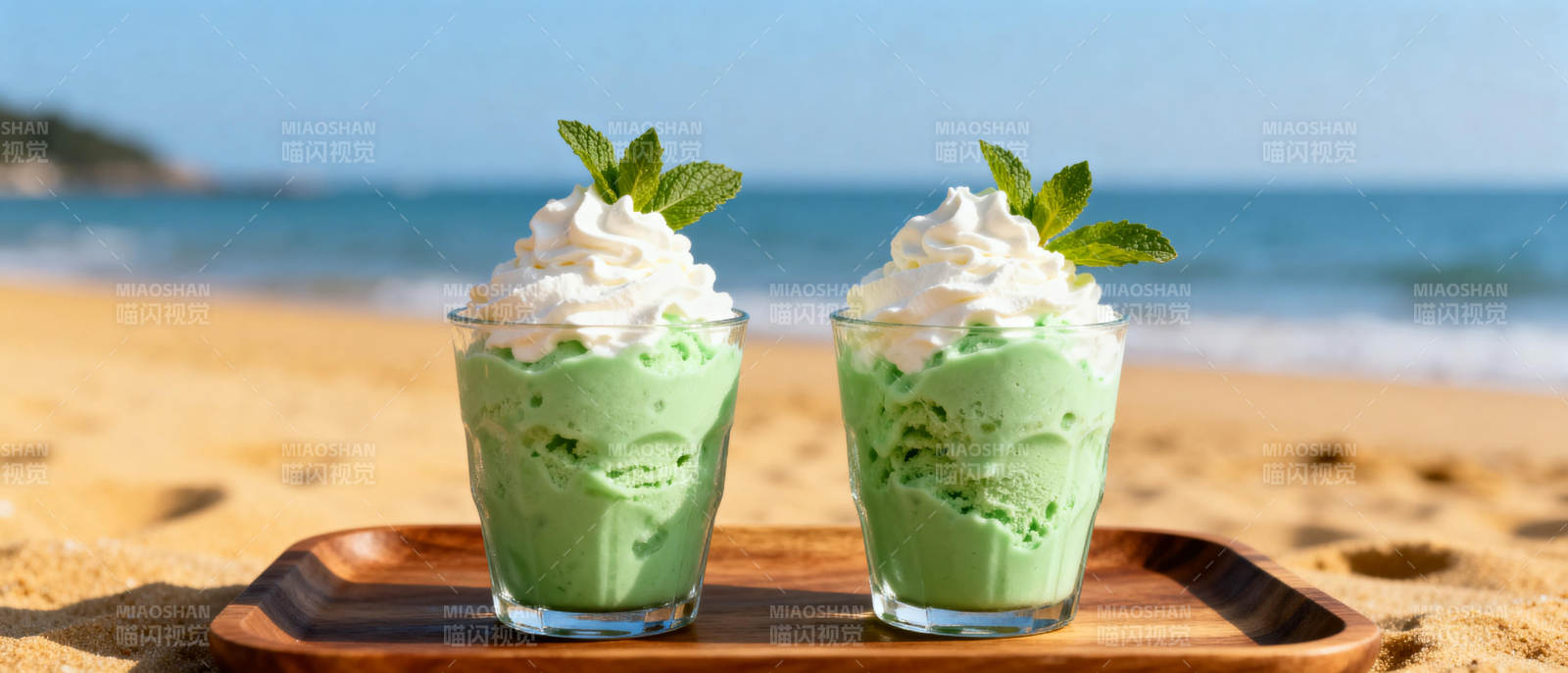 海滩上的抹茶甜品图片