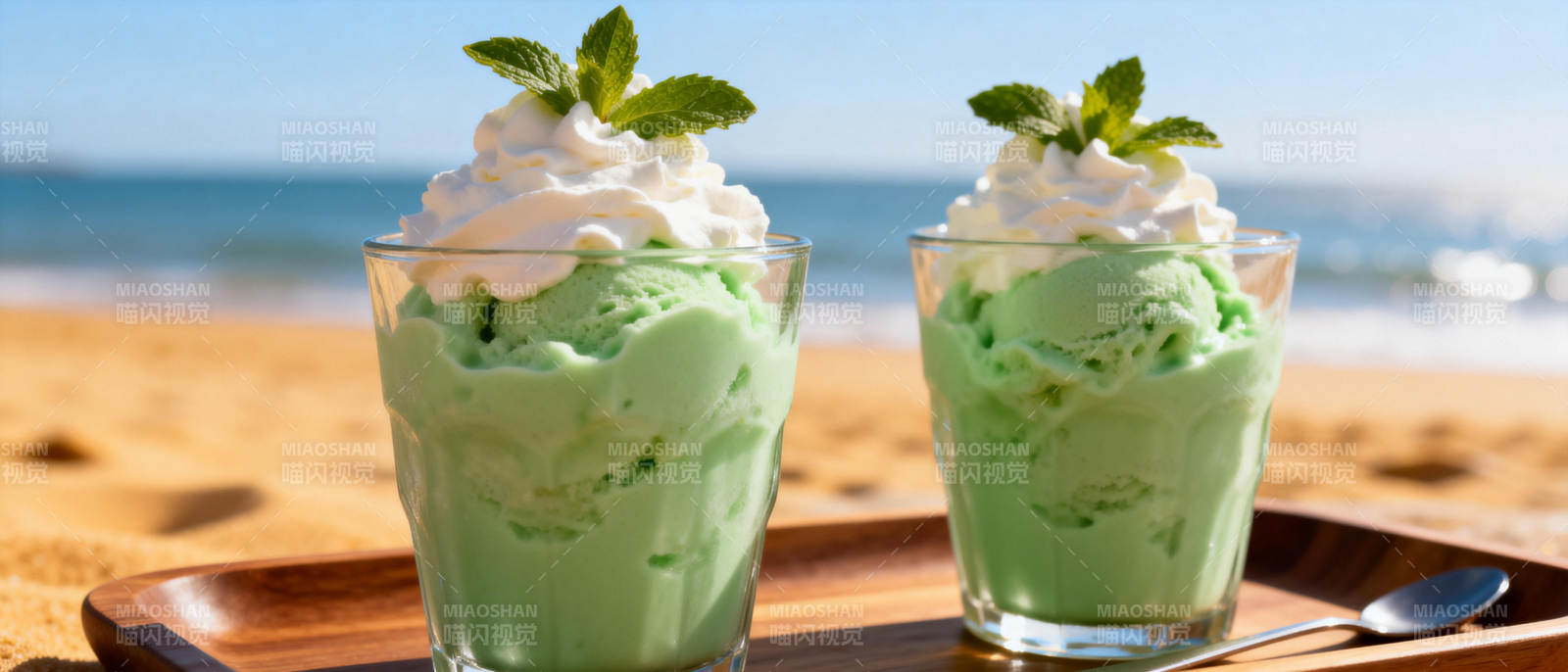 海滩上的抹茶冰淇淋图片