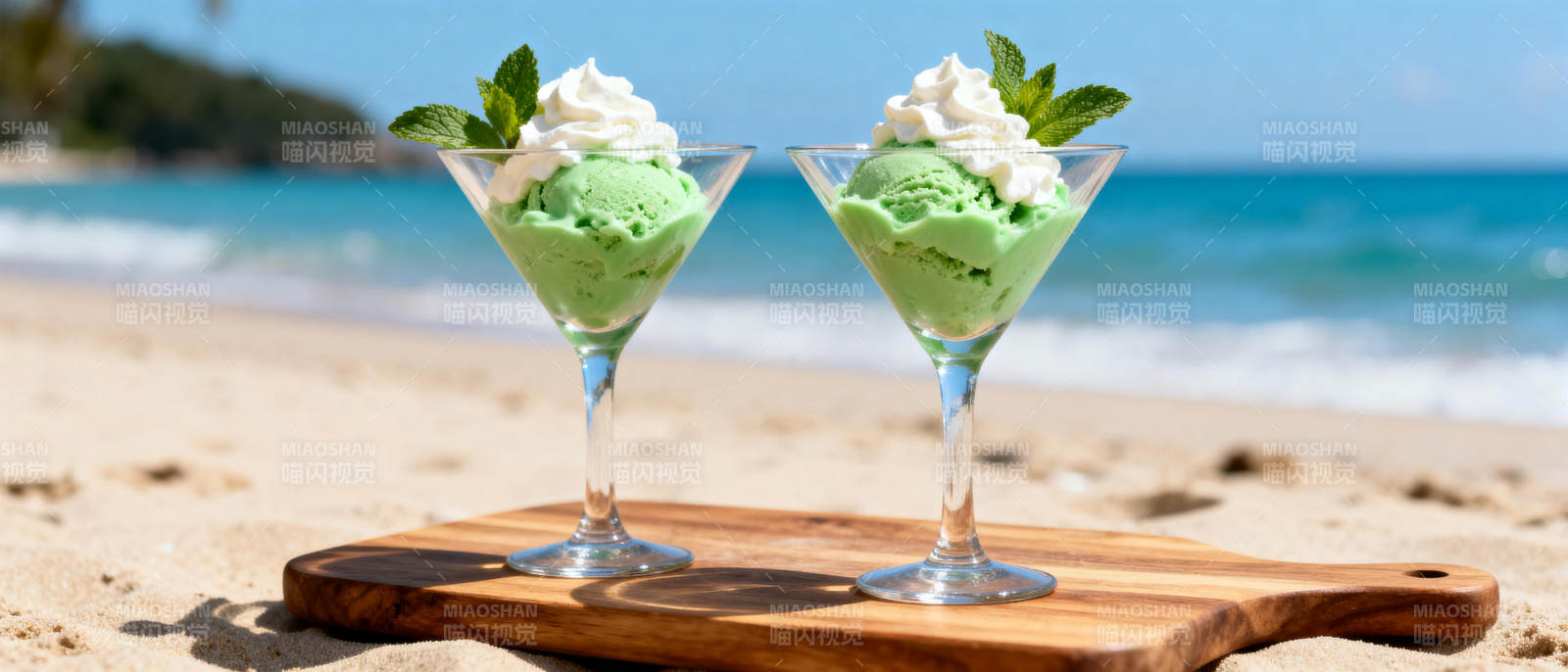 海滩上的抹茶甜品图片