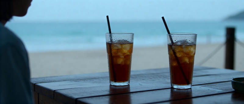 海边双杯冰饮图片