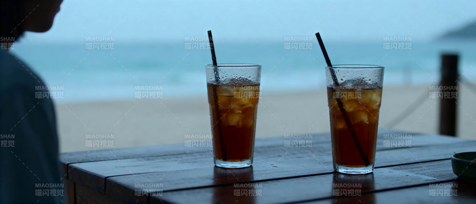 海边双杯冰饮图片