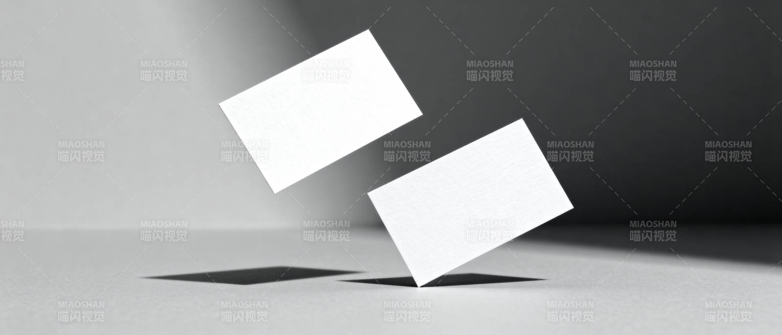 悬浮的白卡图片