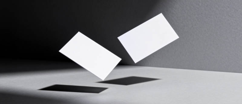 悬浮的白色卡片图片