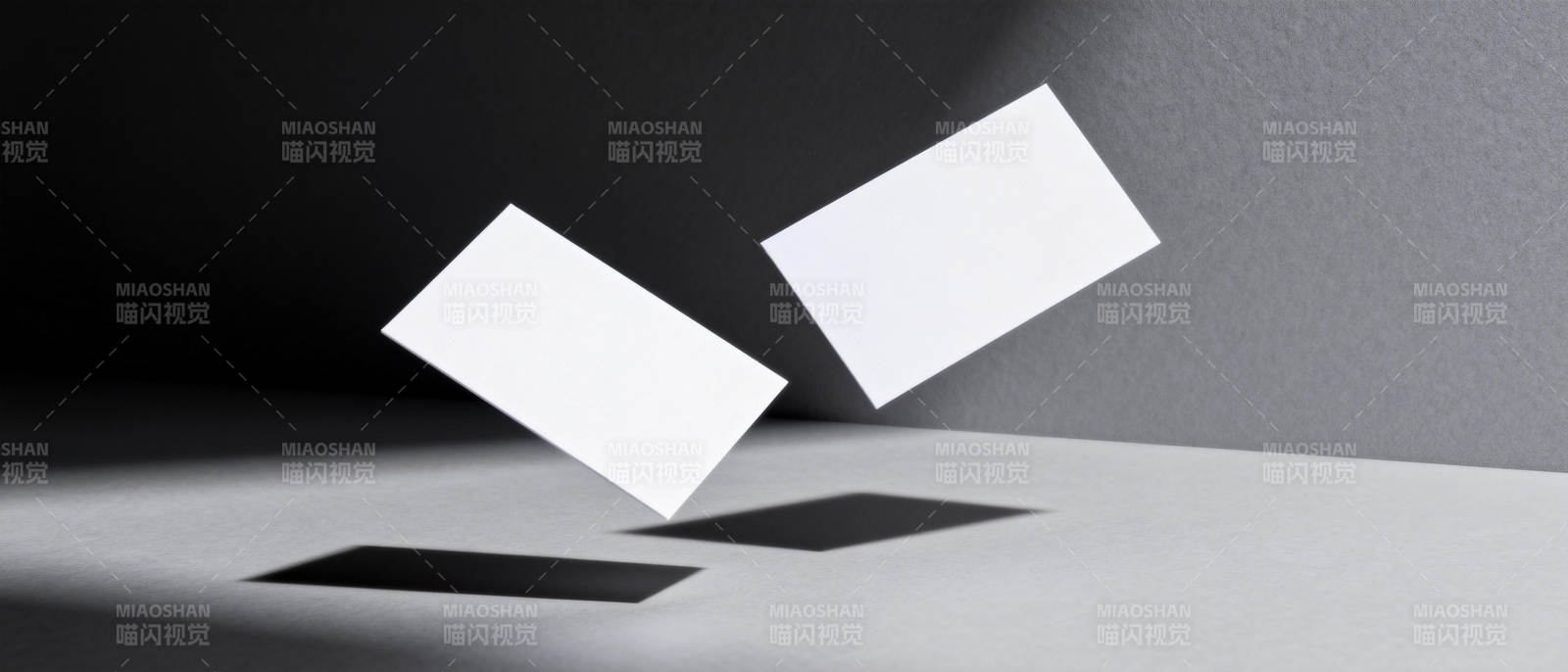 悬浮的白色卡片图片
