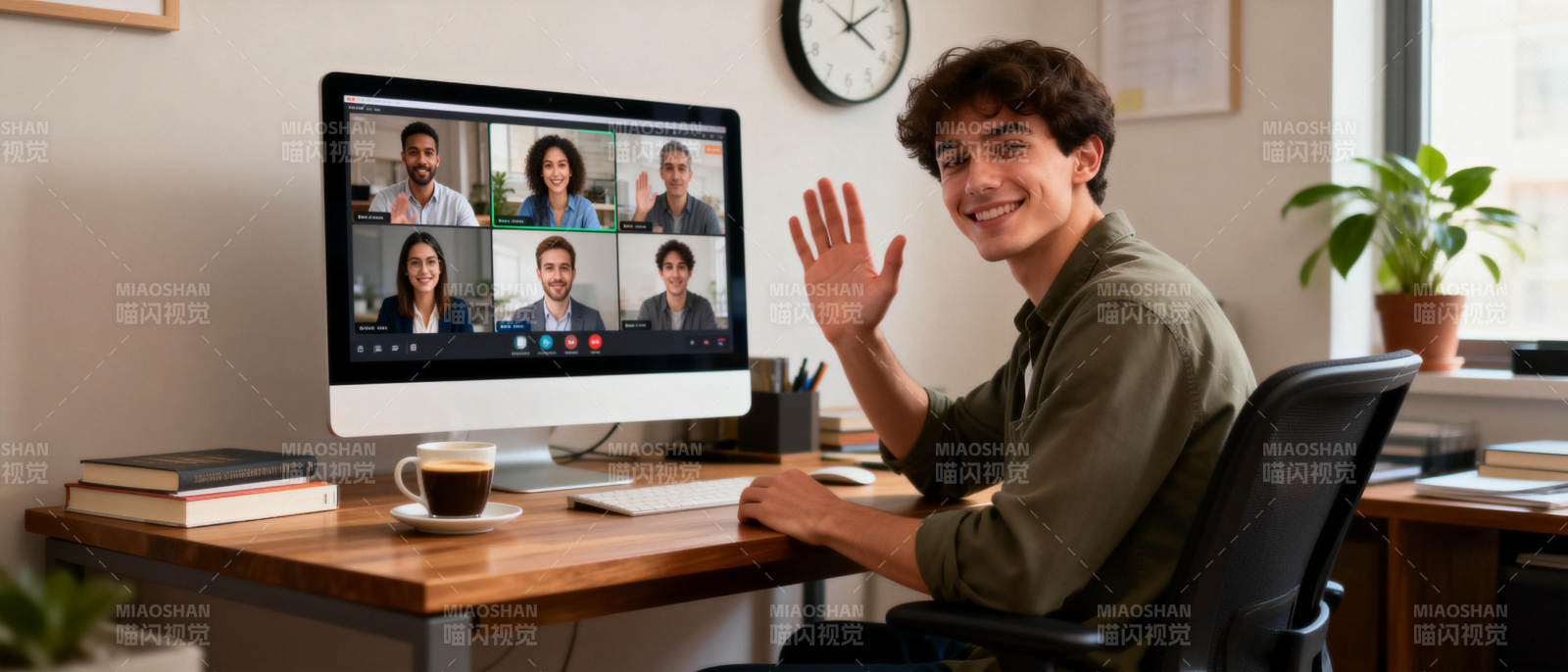 视频会议中的微笑青年图片