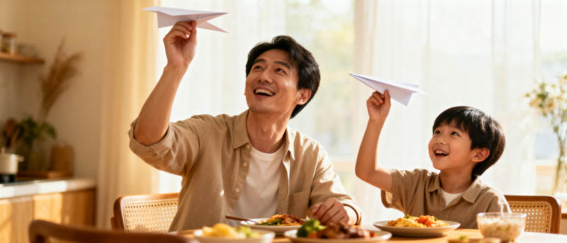 父子共玩纸飞机图片