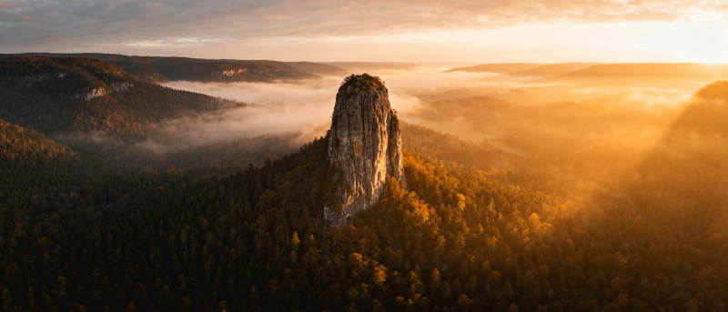 晨雾中的孤峰图片