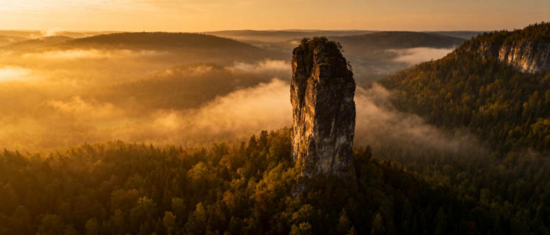 晨雾中的孤峰图片
