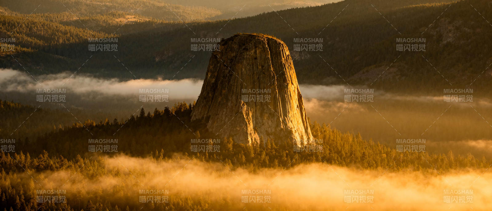 晨雾中的巨石山峰图片