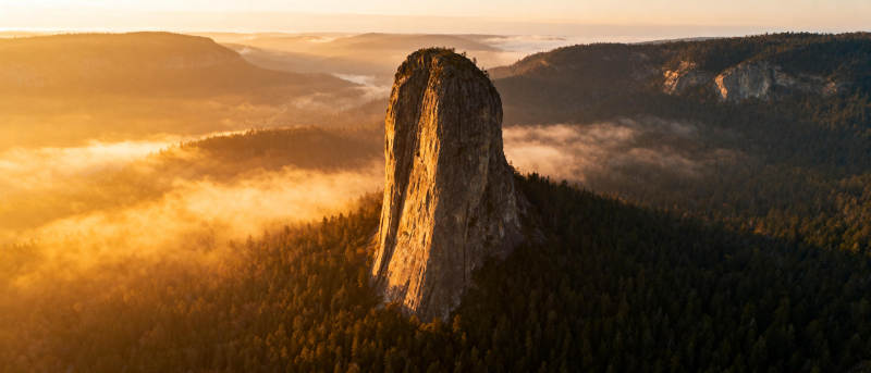 晨雾中的孤峰图片