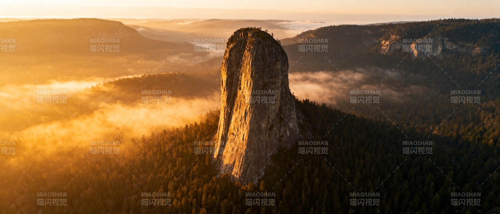 晨雾中的孤峰图片