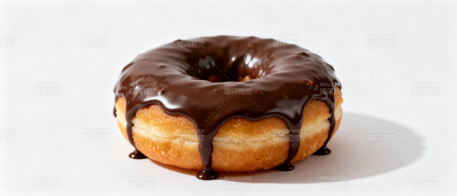 巧克力甜甜圈图片