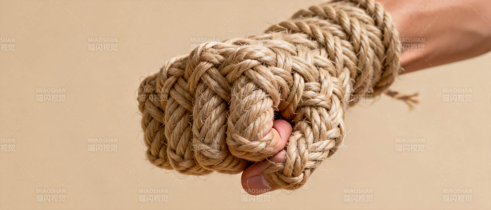 绳结紧握手图片