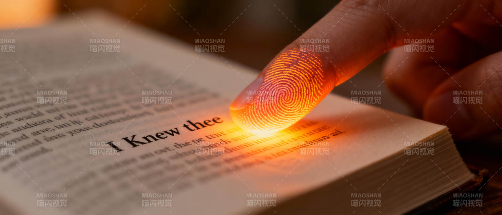 指纹照亮书页图片