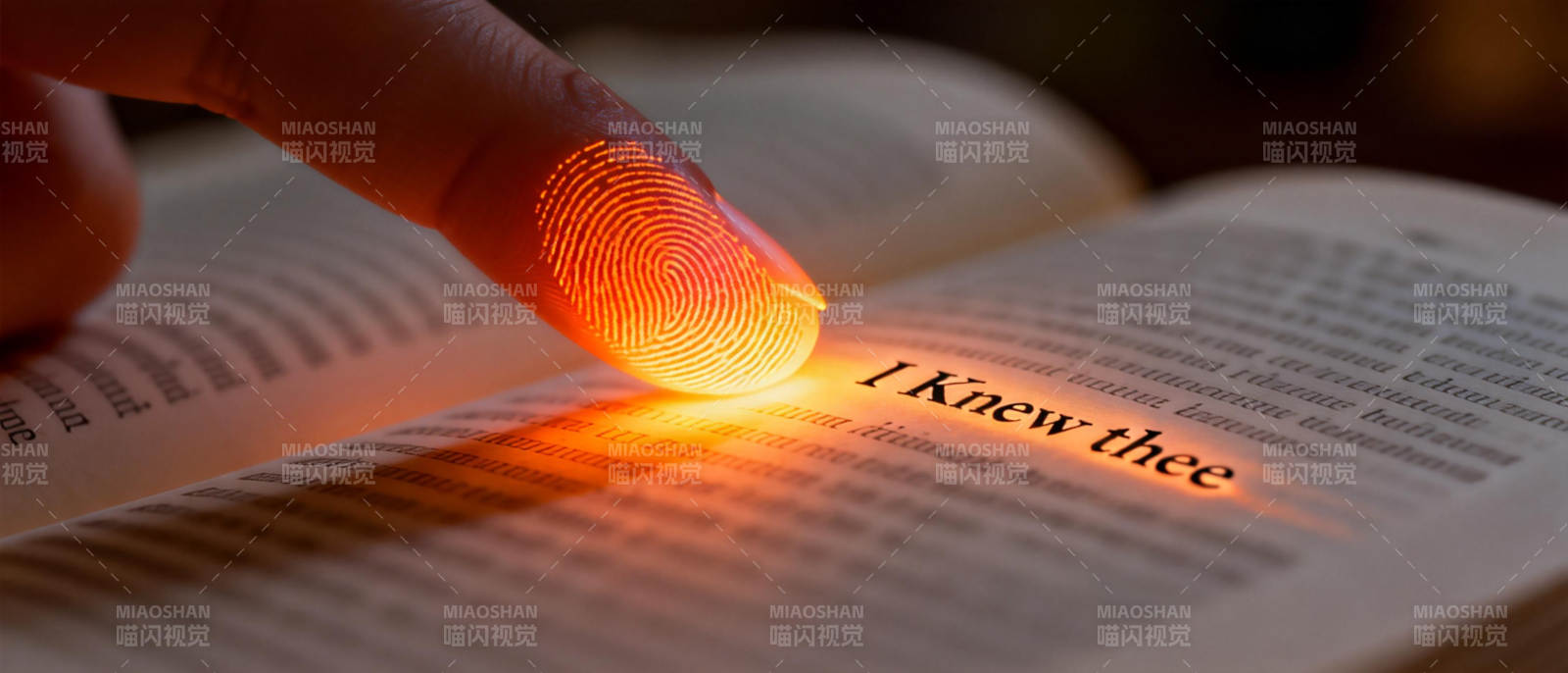 指纹照亮书页图片