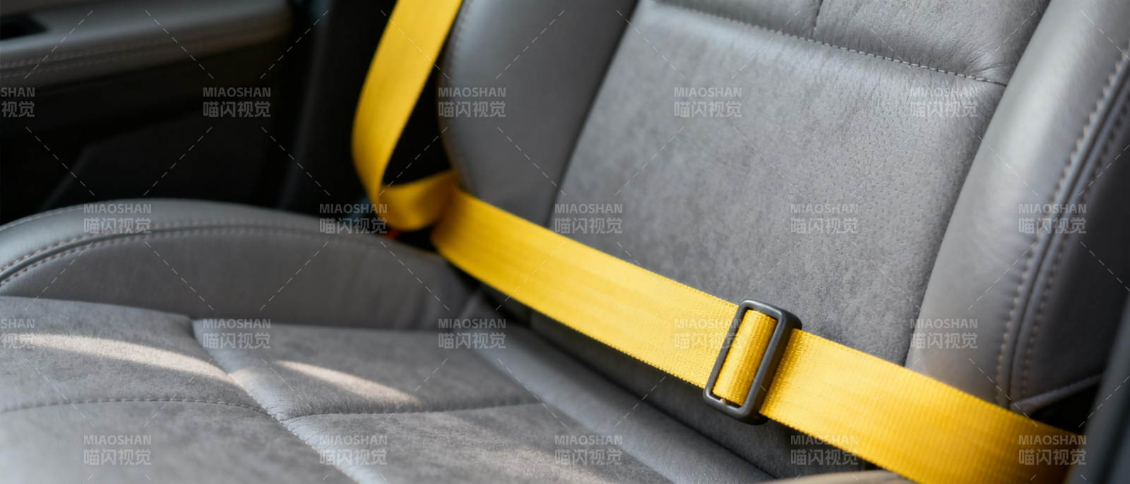 黄色安全带固定座椅图片