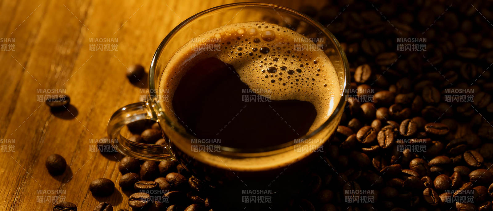 咖啡香浓 豆粒环绕图片