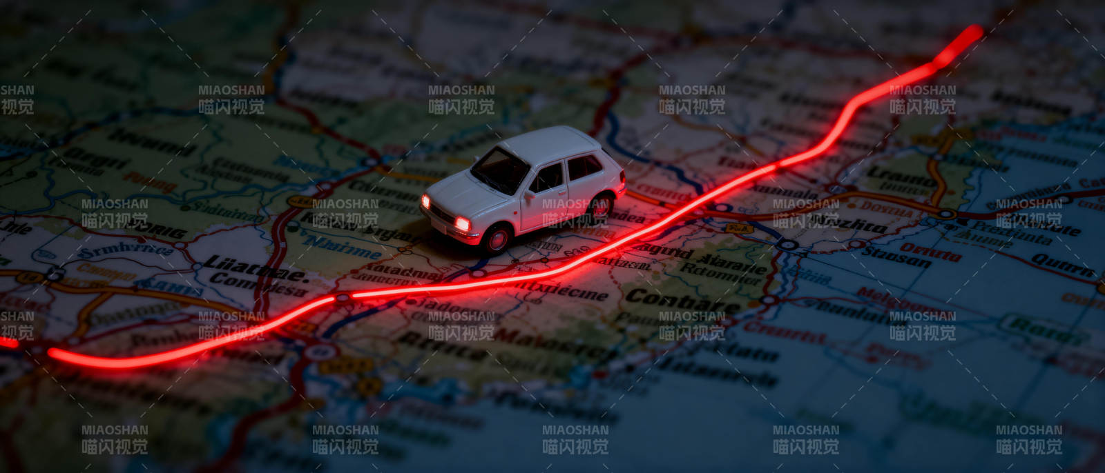 导航路线上的小车图片