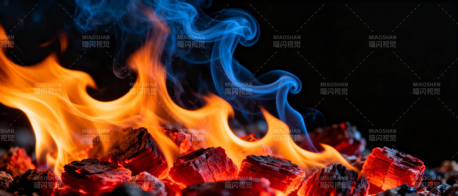 火焰燃烧的炭火图片