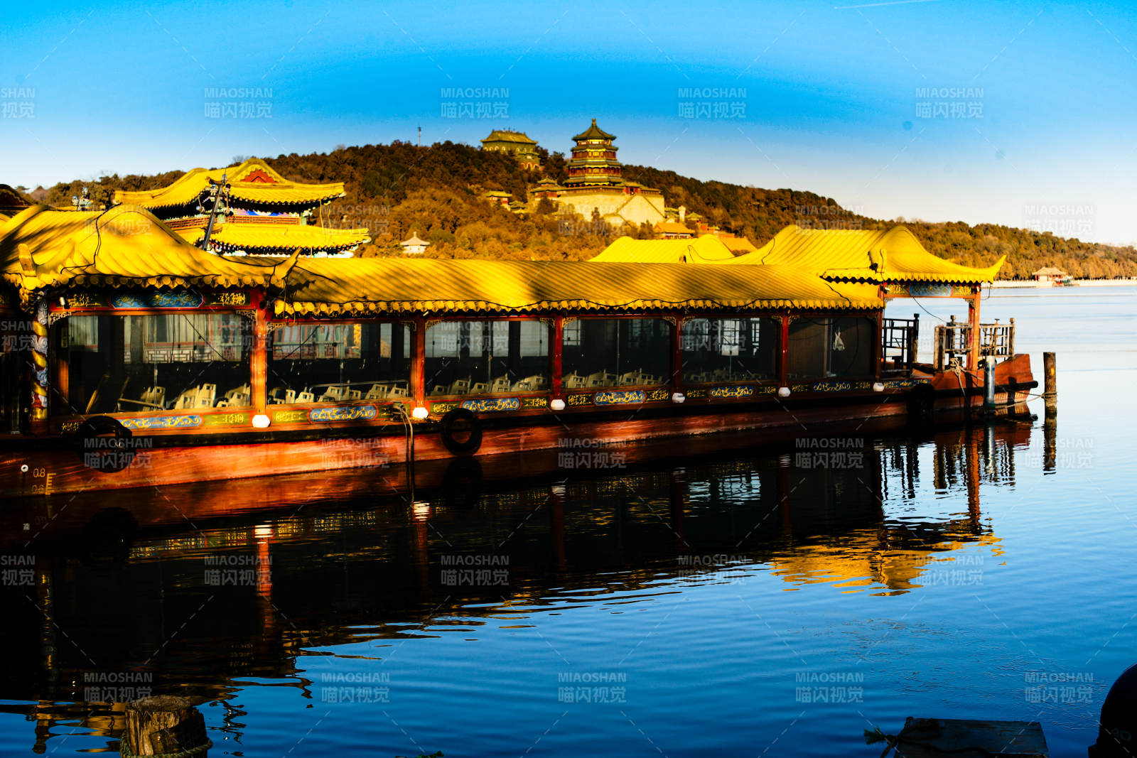 颐和园湖上古舫映山色图片