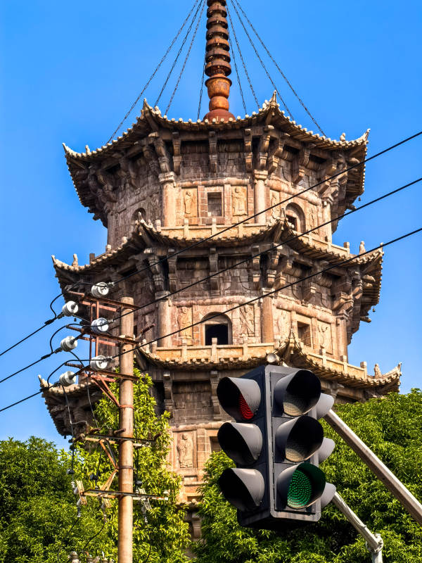 泉州开元寺古塔与红绿灯图片