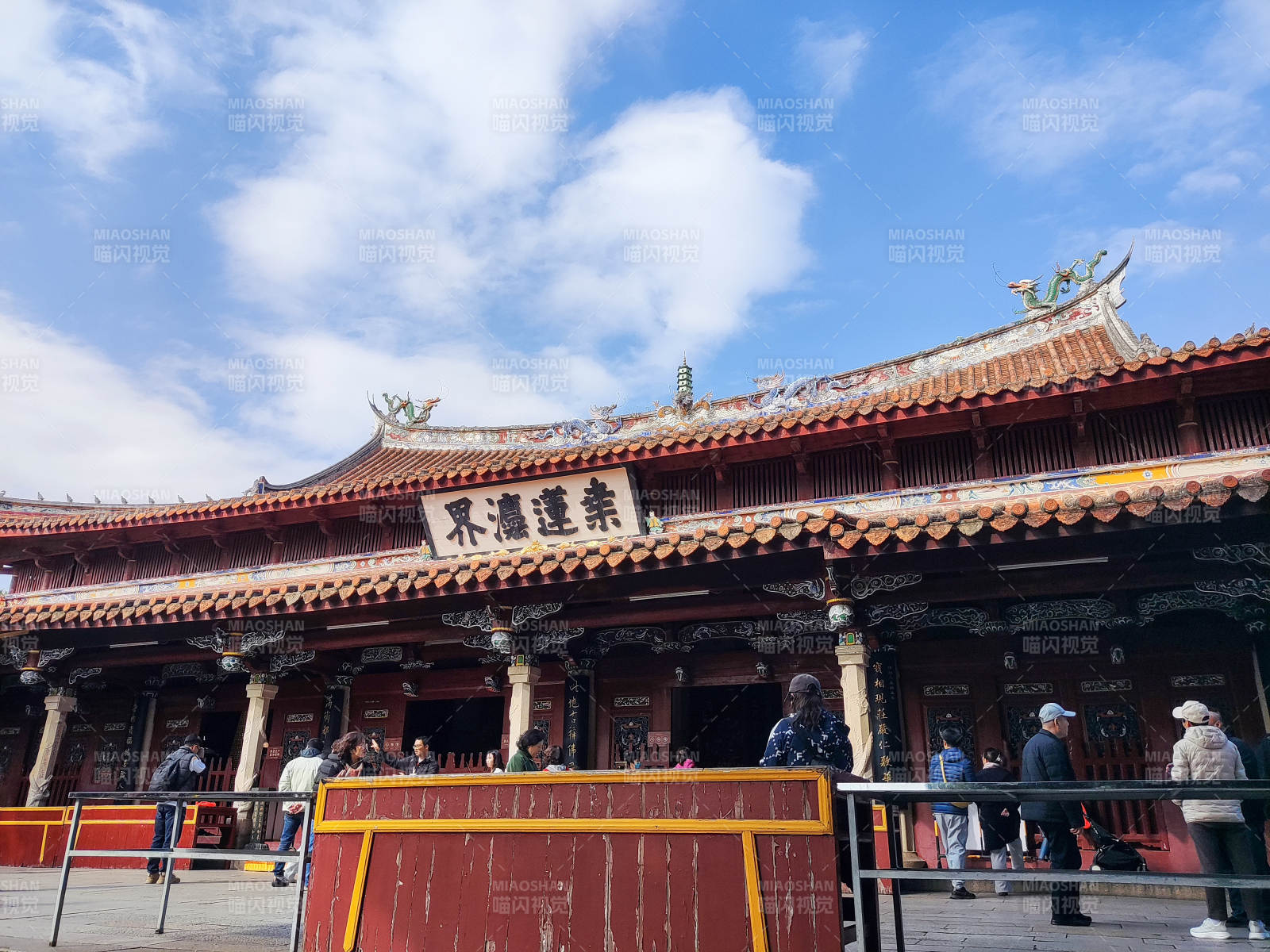 泉州开元寺楼前游人如织图片