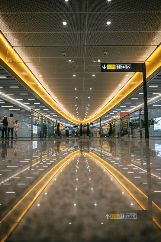 现代地铁站通道图片