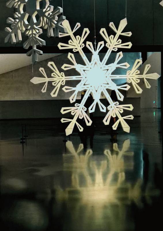 悬挂的雪花装饰图片