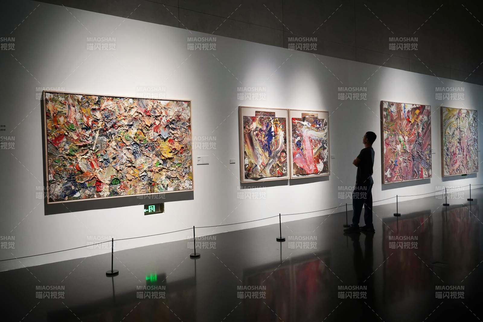 美术馆内观展人影图片