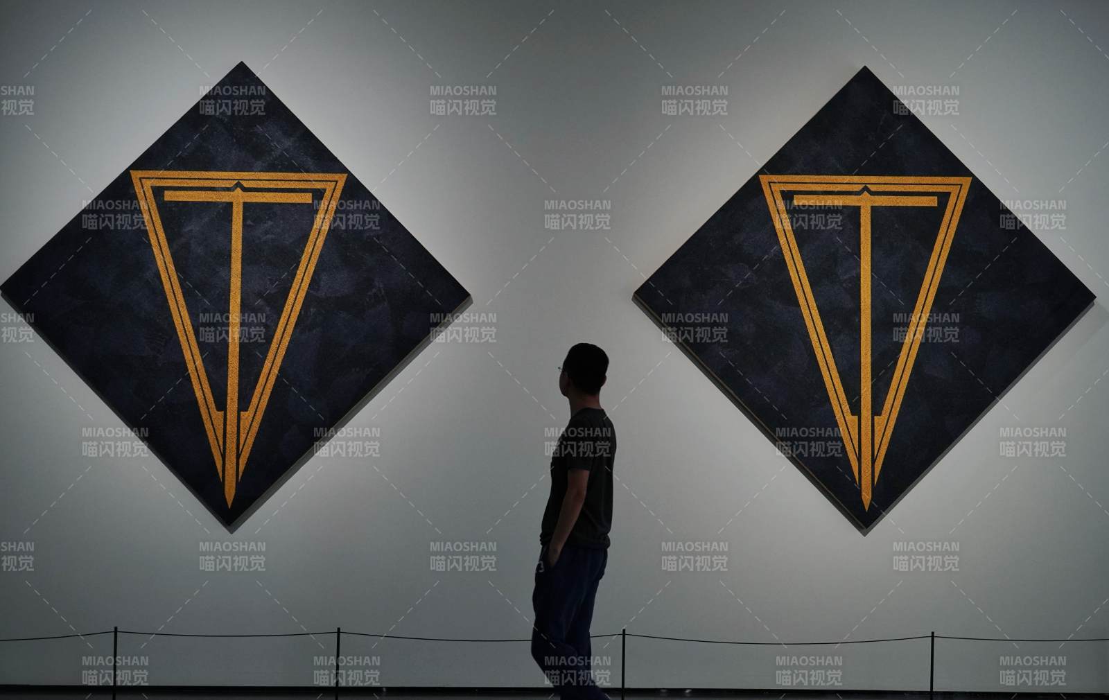 几何艺术展观者图片