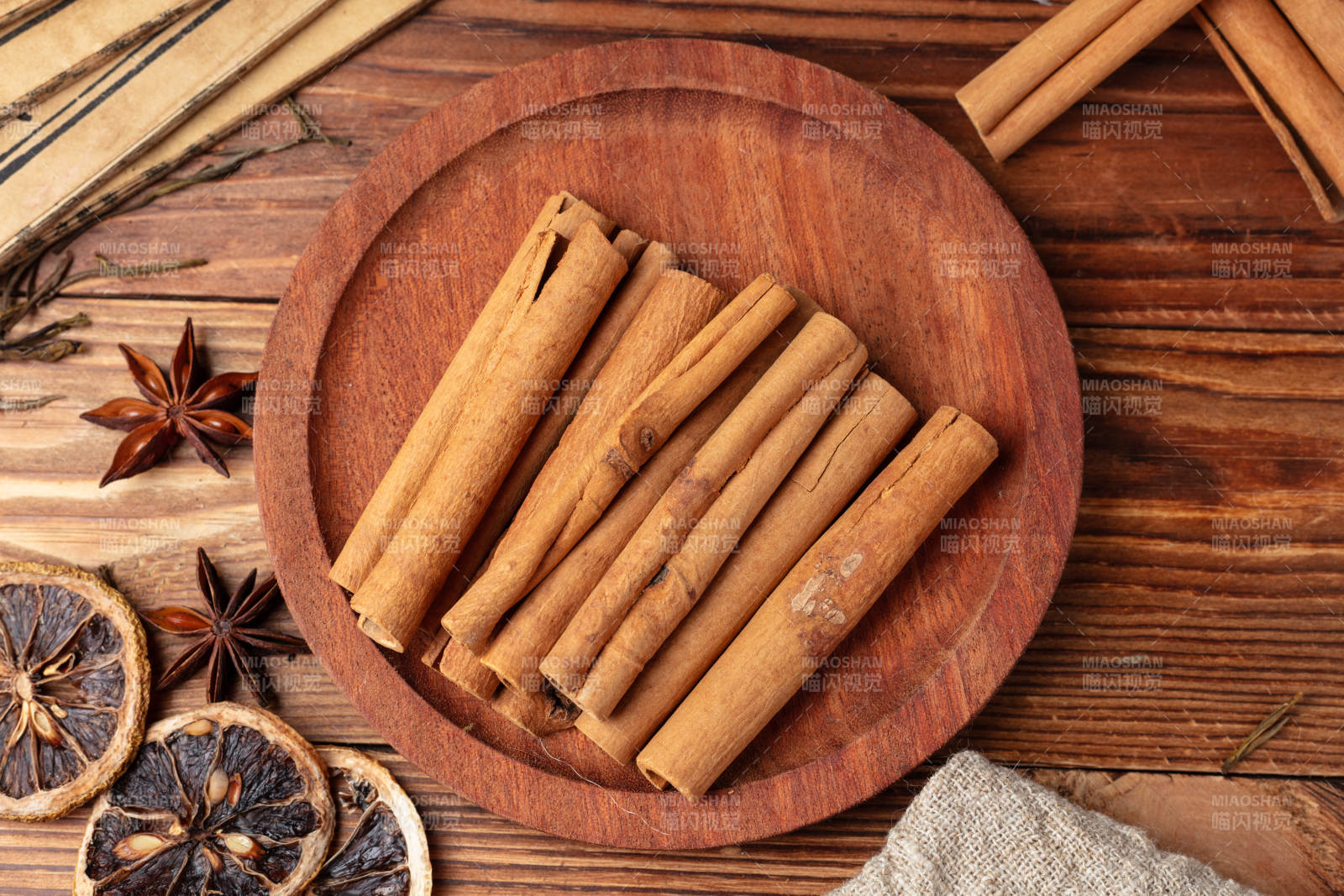 桂皮香料摆盘图片