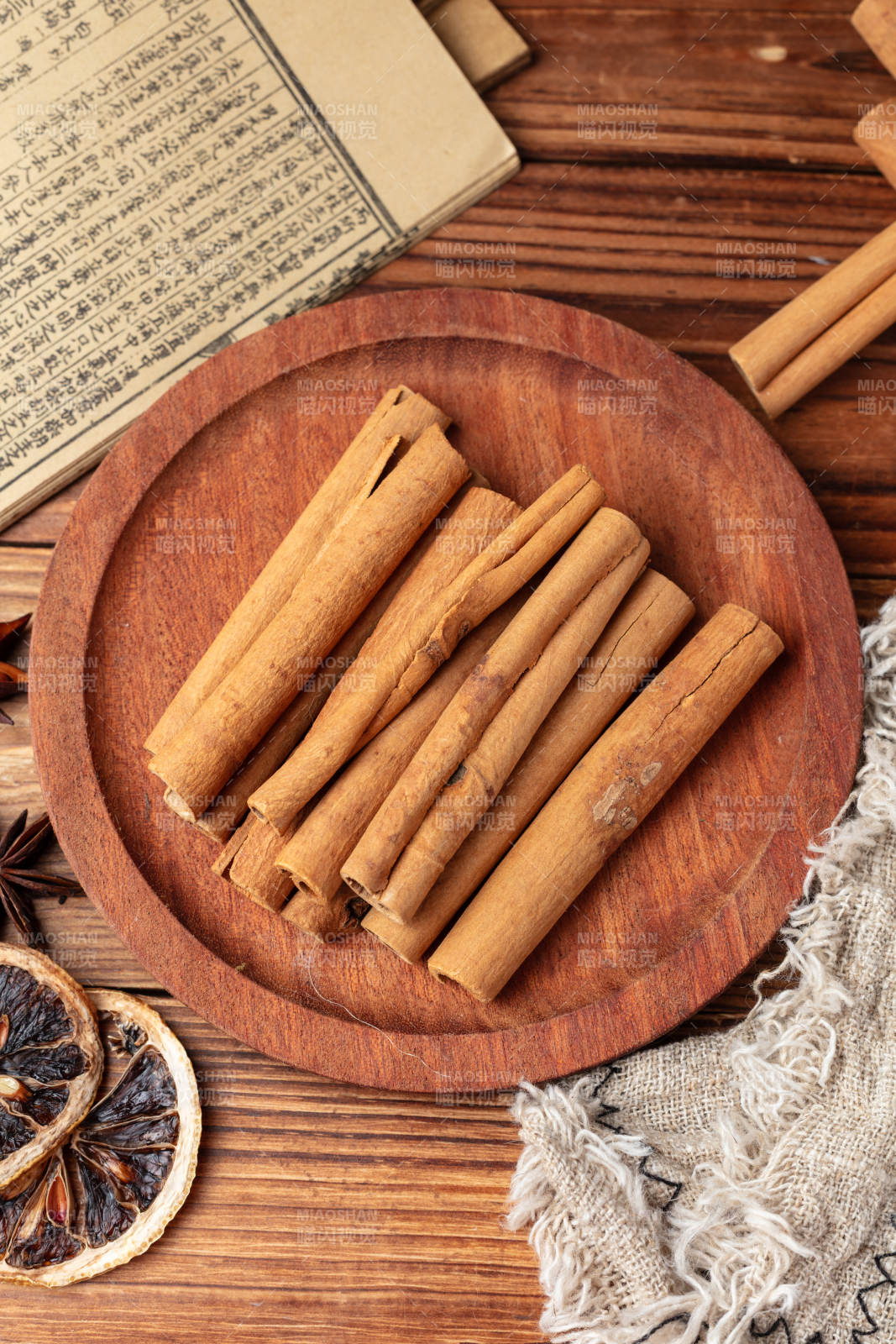 桂皮香料摆盘图片