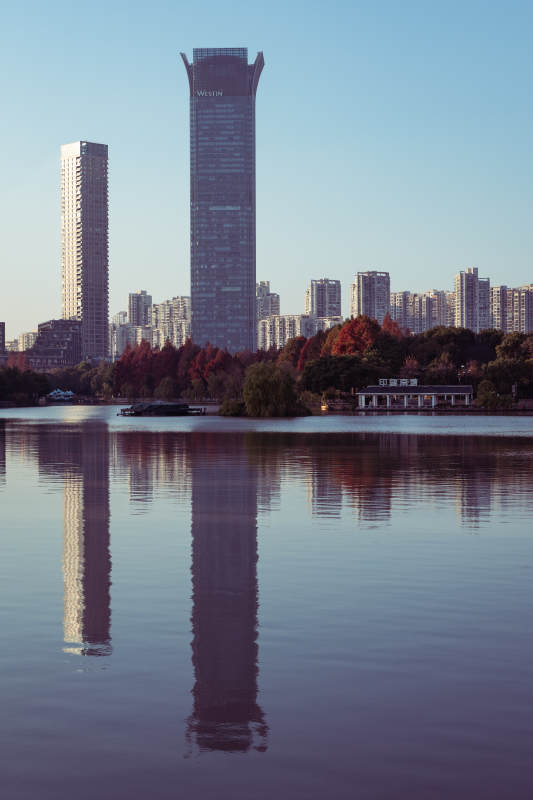 温州南塘湖畔高楼倒影图片