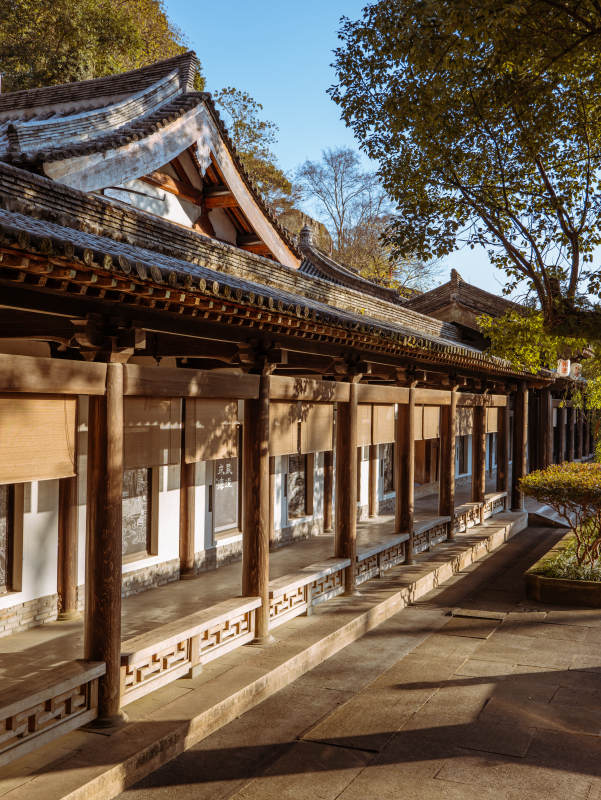 临海龙兴寺的长廊静谧秋景图片