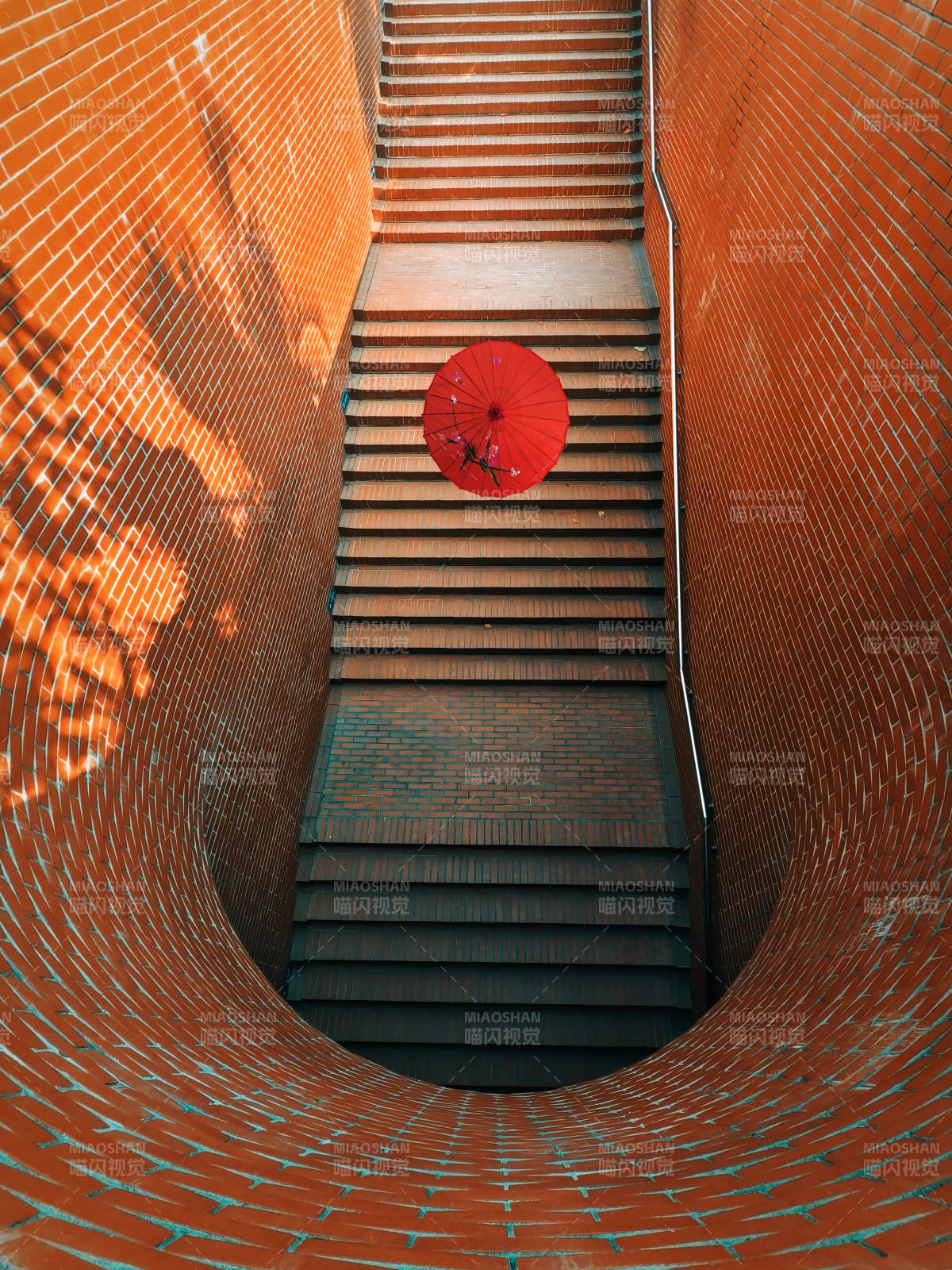 厦门海丝·佰艺里 红伞拾阶图片