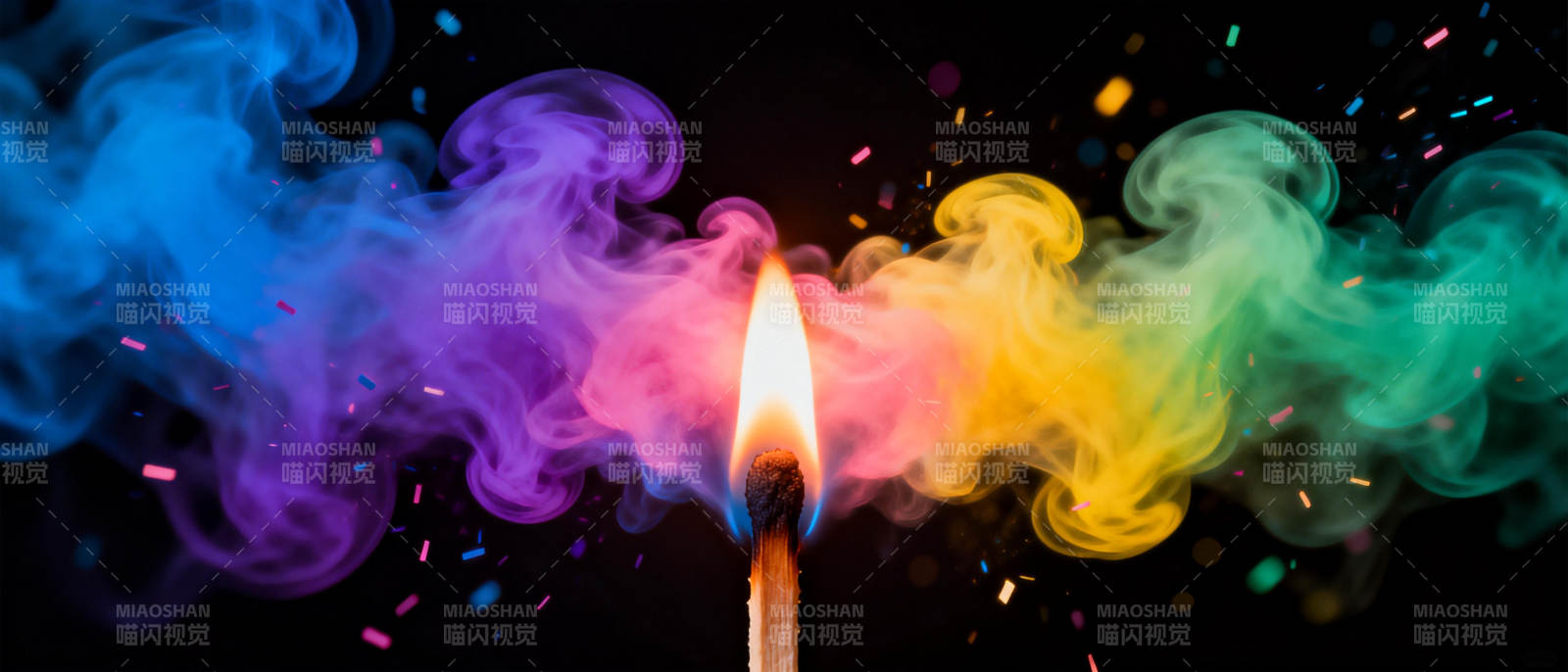 彩色烟雾中的烛光图片