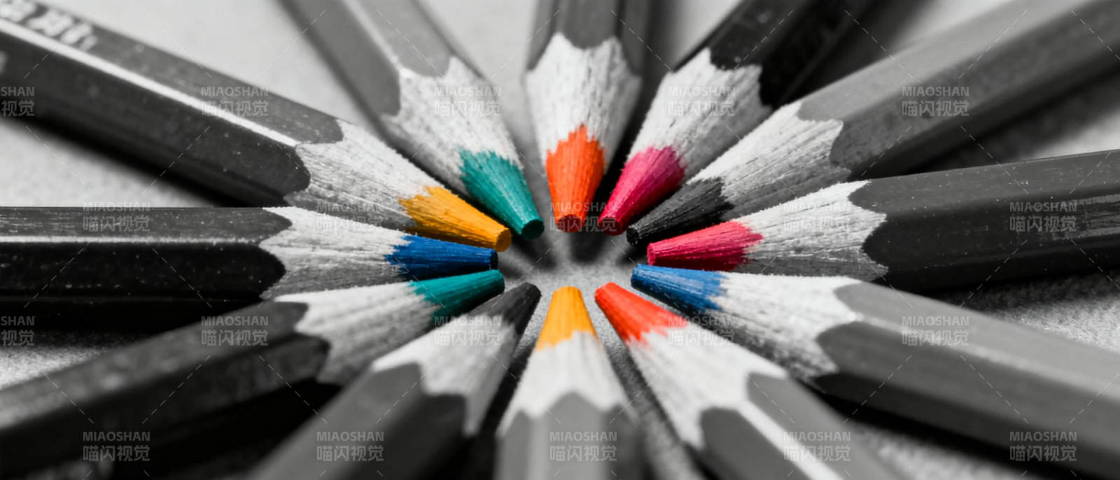 彩色铅笔汇聚中心图片