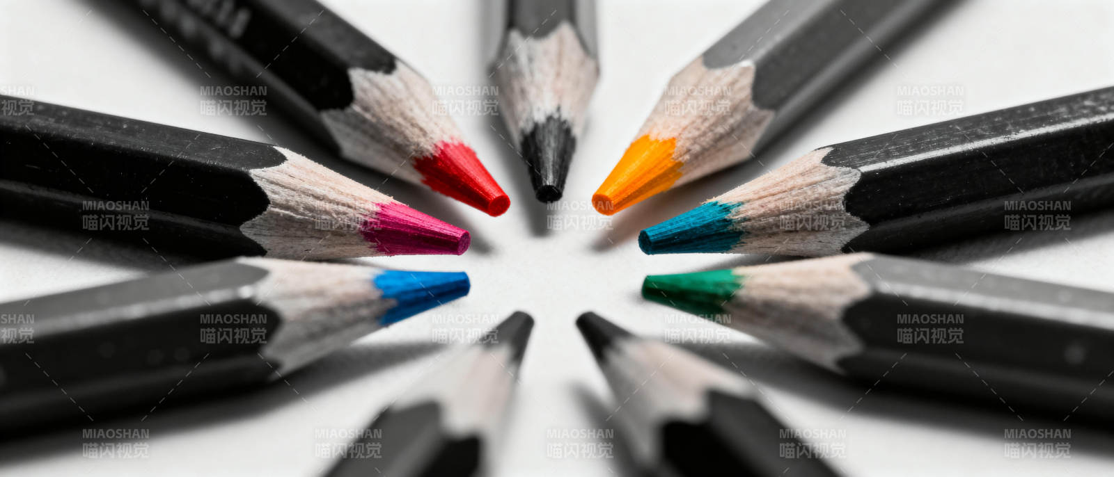 彩色铅笔环绕排列图片