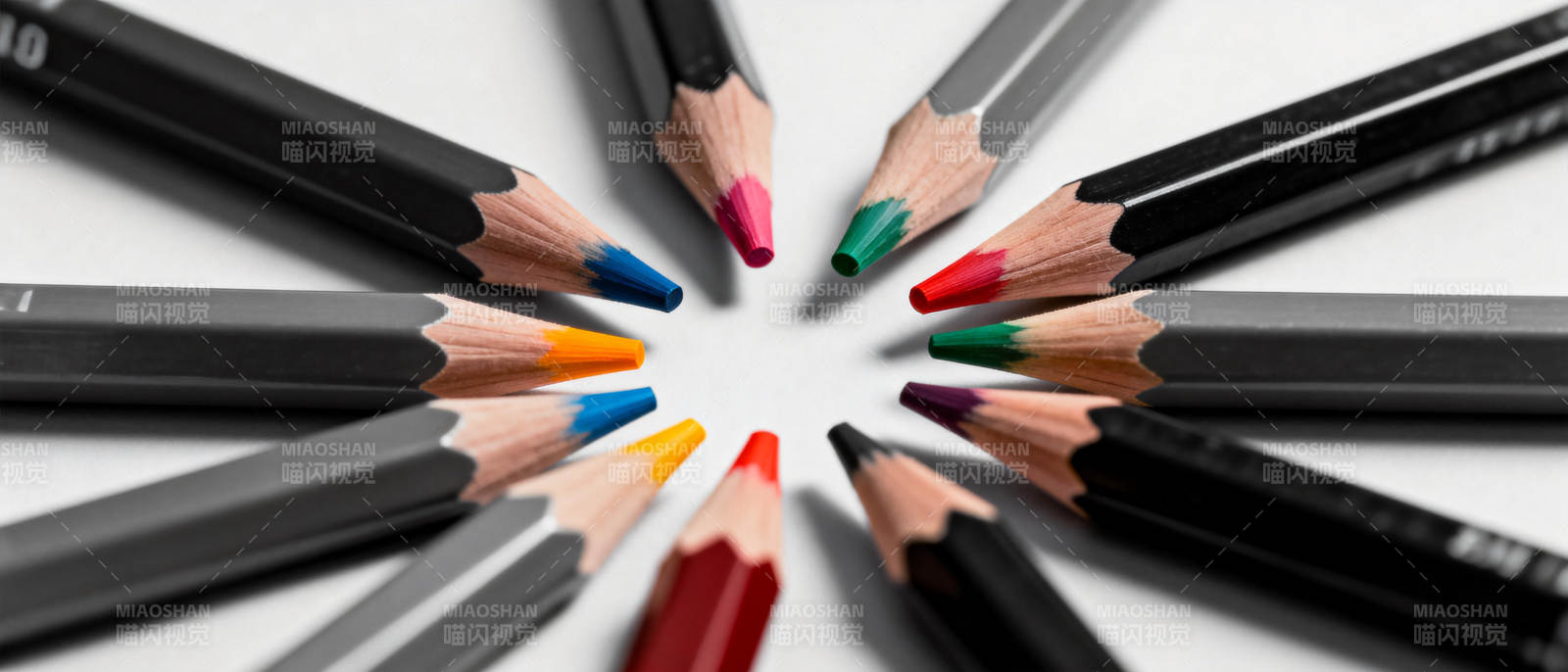 彩色铅笔环绕排列图片