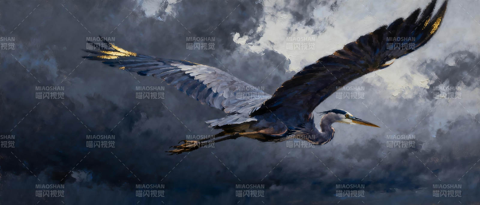 苍鹭翱翔于云际图片