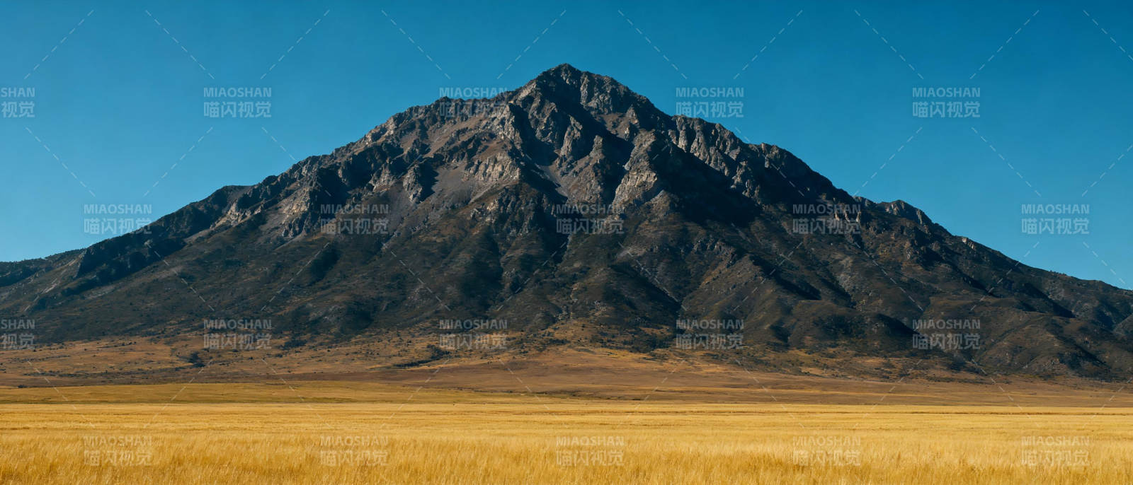 巍峨山峦映金野图片