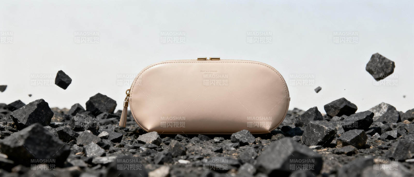 简约包袋 静谧石滩图片