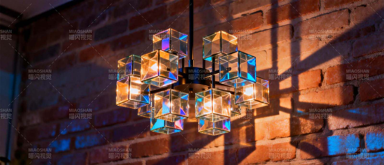 晶莹吊灯映砖墙图片