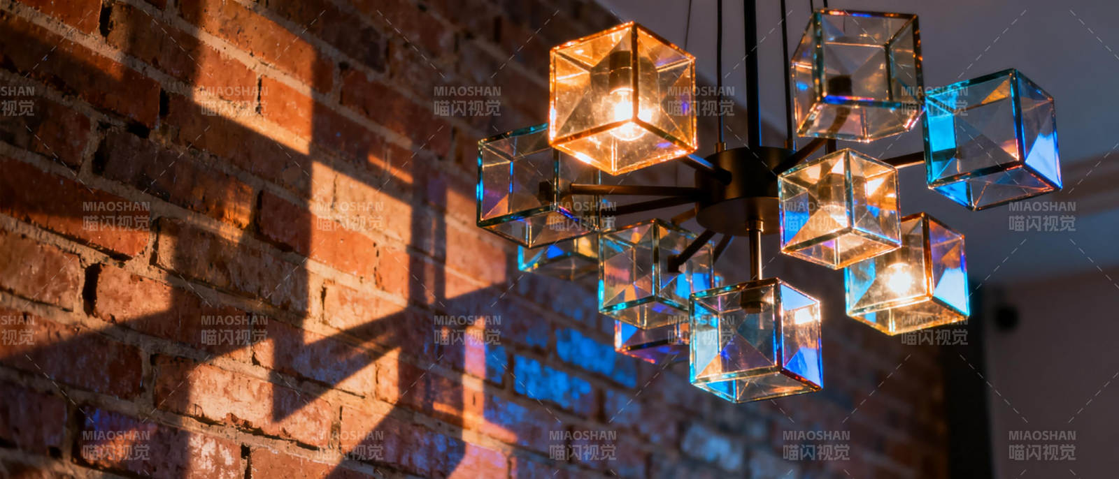晶莹吊灯映砖墙图片