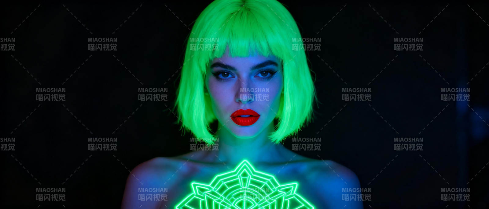 荧光绿发女子图片