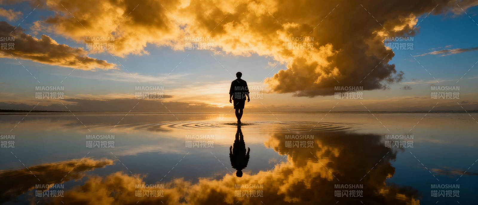 夕阳下的倒影行者图片