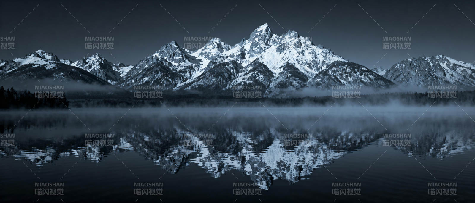 雪山倒影静谧湖图片